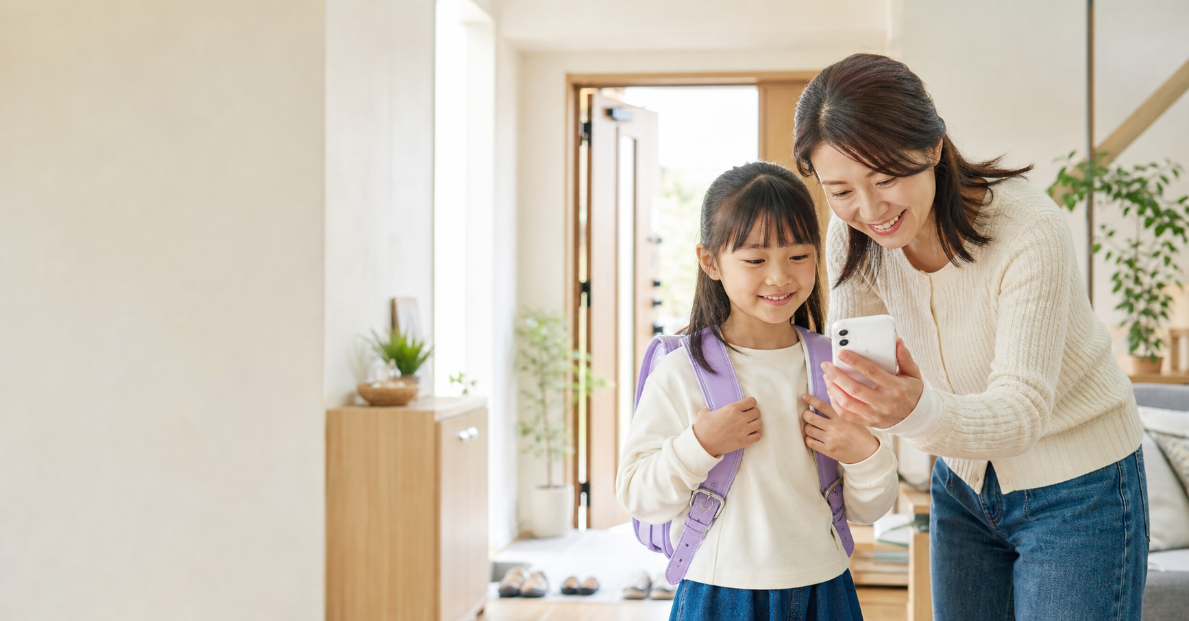 親子で初めてのスマホを確認する様子